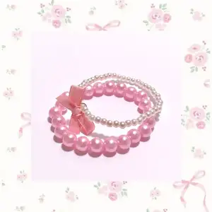 Super gulligt armband set med rosa och vita pärlor (plast) Ca 15-18cm -handgjort och oanvänt- Kontakta innan köp för frakt med frimärke(15kr)