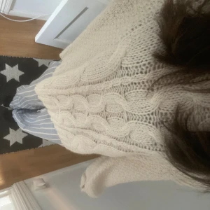 Stickad tröja - Supersnygg stickad tröja från VILA💓 Nypris är 800kr men då den inte kommer till användning säljer jag den för 200kr, priset kan diskuteras! Den passar mig som vanligtvis har storlek S, men köpte i XL för lite oversized. Se bilderna för passform💘