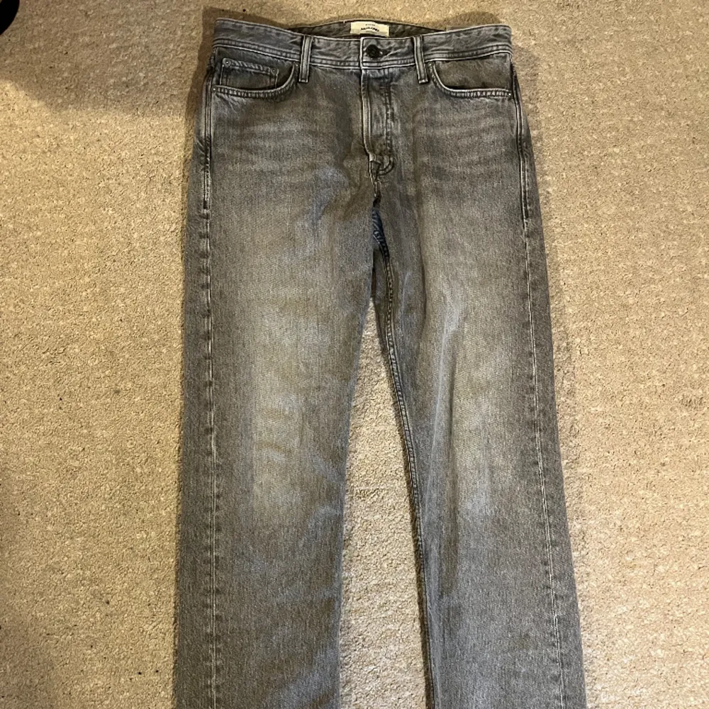Säljer ett gammalt par jeans från jack and jones. Storlek 30/32. Nypris 600, mitt pris- 199kr! Hör av dig vid minsta fråga //Nils. Jeans & Byxor.