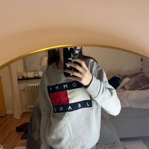 Tommy hillfiger - En jätte fin Tommy Hillfiger tröja, säljs för att jag inte använt den på ett tag.