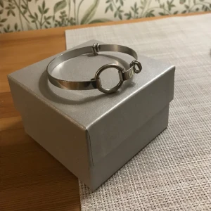 Stilrent armband i silver - Snyggt silver armband, aldrig använt. 
