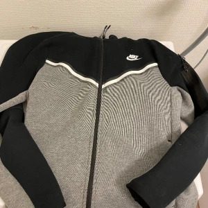 Nike tech fleece - Nike tech fleece (Pandabuy) motsvarar S i storlek och är i fint skick!