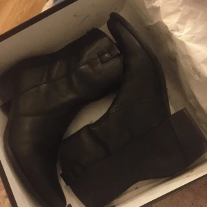 Boots - Snygga låga boots med dragkedja i bak. Ytterst lite använda så i bra skick! Bud 