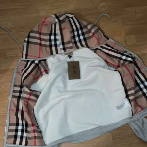 Burberry zip hoodie   - En tröja med bra kvalite och bra skick och har aldrig haft på mig bara när jag testa den och den passa inte mig