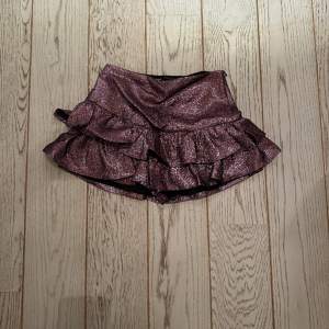 Säljer denna lila kjol ifrån Zara i stl S. Aldrig andvänd💗 pris kan diskuteras!