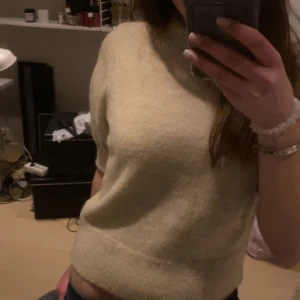 Stickad kortärmad tröja - Väldigt bra skick och väldigt skönt material, har storlek S men passar en XS också. 