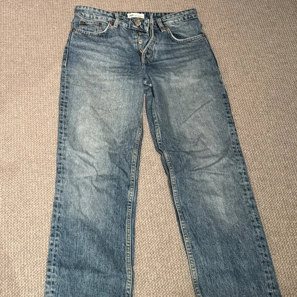 Snygga straight jeans från zara i storleken 36 funkar också 34💕🔥. Jeans & Byxor.