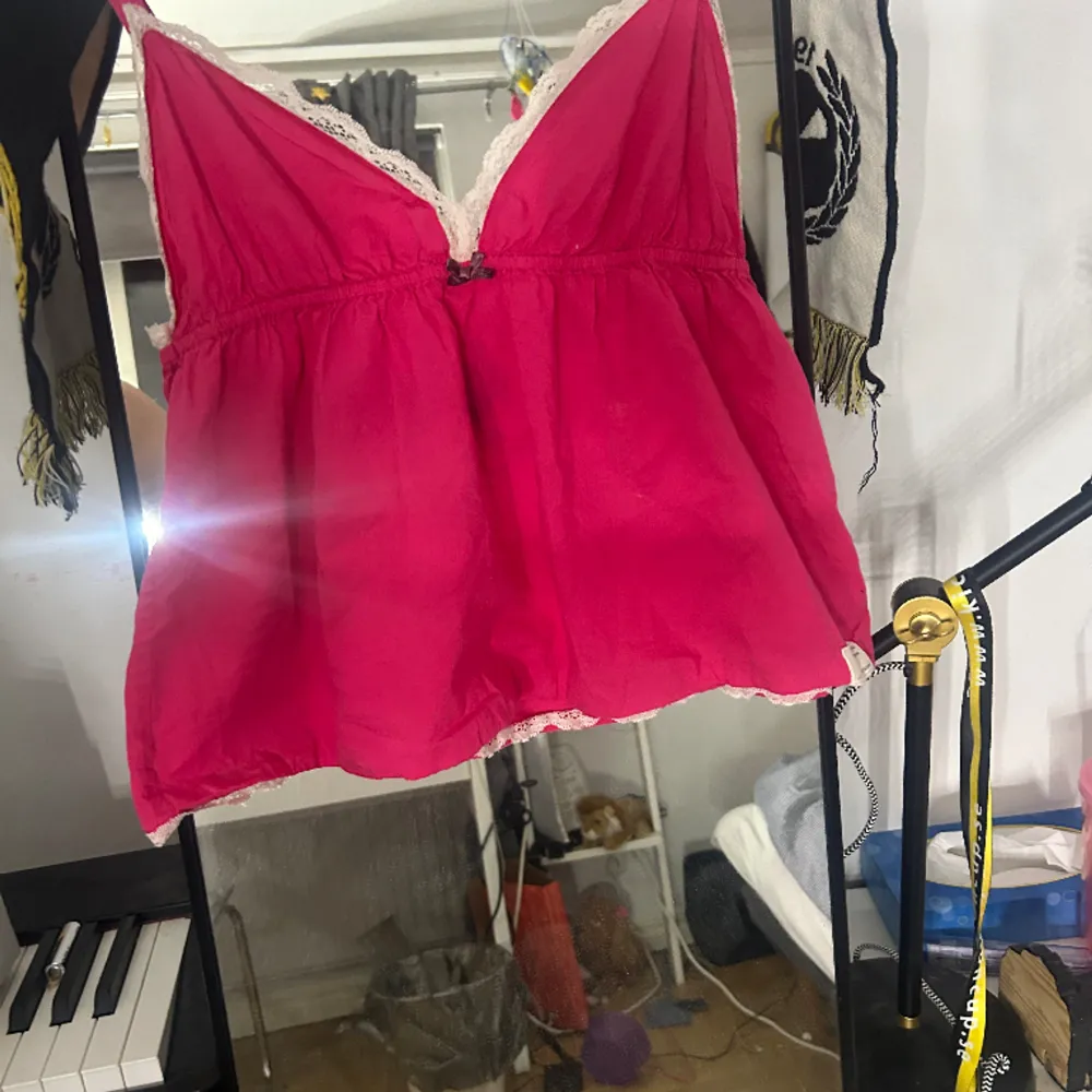 Ett jättegulligt rosa linne ifrån odd molly. Säljer då den inte kommer till användning. Står bara en 2 som storlek men den passar S/M💗💗. Toppar.