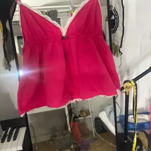Ett jättegulligt rosa linne ifrån odd molly. Säljer då den inte kommer till användning. Står bara en 2 som storlek men den passar S/M💗💗