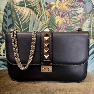 Valentino glam lock väska - Säljer nu min älskade valentino väska, lånad bild, andvänt den i ungefär ett år, så den har lite slitage men inget man märker av. Har äkthetsbevis som visar att den är äkta, den är medium storleken, ny pris är cirka 23 000kr där av priset