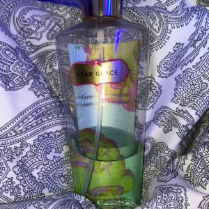 Victoria secret mist - Säljer denna super fräscha parfymen! Skulle säga att ungefär hälften är kvar. Doftar som päron/kokos