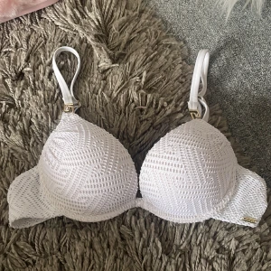 Push up bikini topp - Vit push up bikini topp med guld detaljer!! Sååå snygg. Nyskick💕storlek 70A