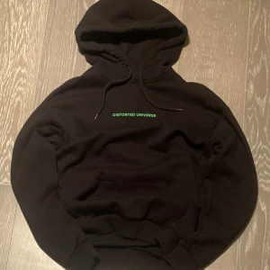 Svart hoodie - Snygg svart hoodie. Använd någon enstaka gång och så gott som ny! Rökfritt hem.