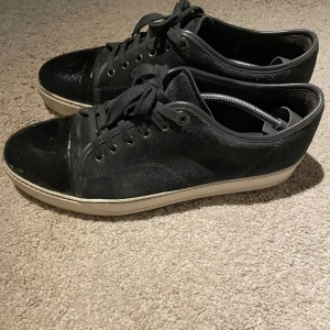 Lanvin skor - Säljer ett par mörkgrå lanvins i storlek uk 8 (42-44). Bra skick. Ingen box eller dustbag. Lite skrapade på höger cap toe. 