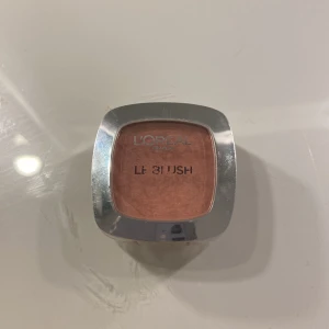 L’Oréal Paris Glow blush - Färg: rose santal/sandalwood pink 120 har använt den några få gånger köpte den för 140kr säljer för 50kr plus frakt.
