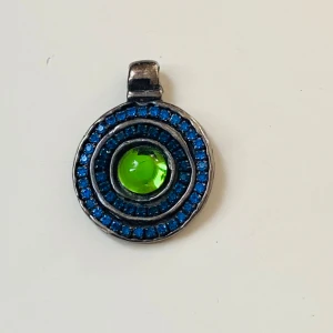 Vintage berlock  - Fin berlock med grön sten 