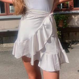 Beige kjol från Chelsea. Säljer för 100+frakt