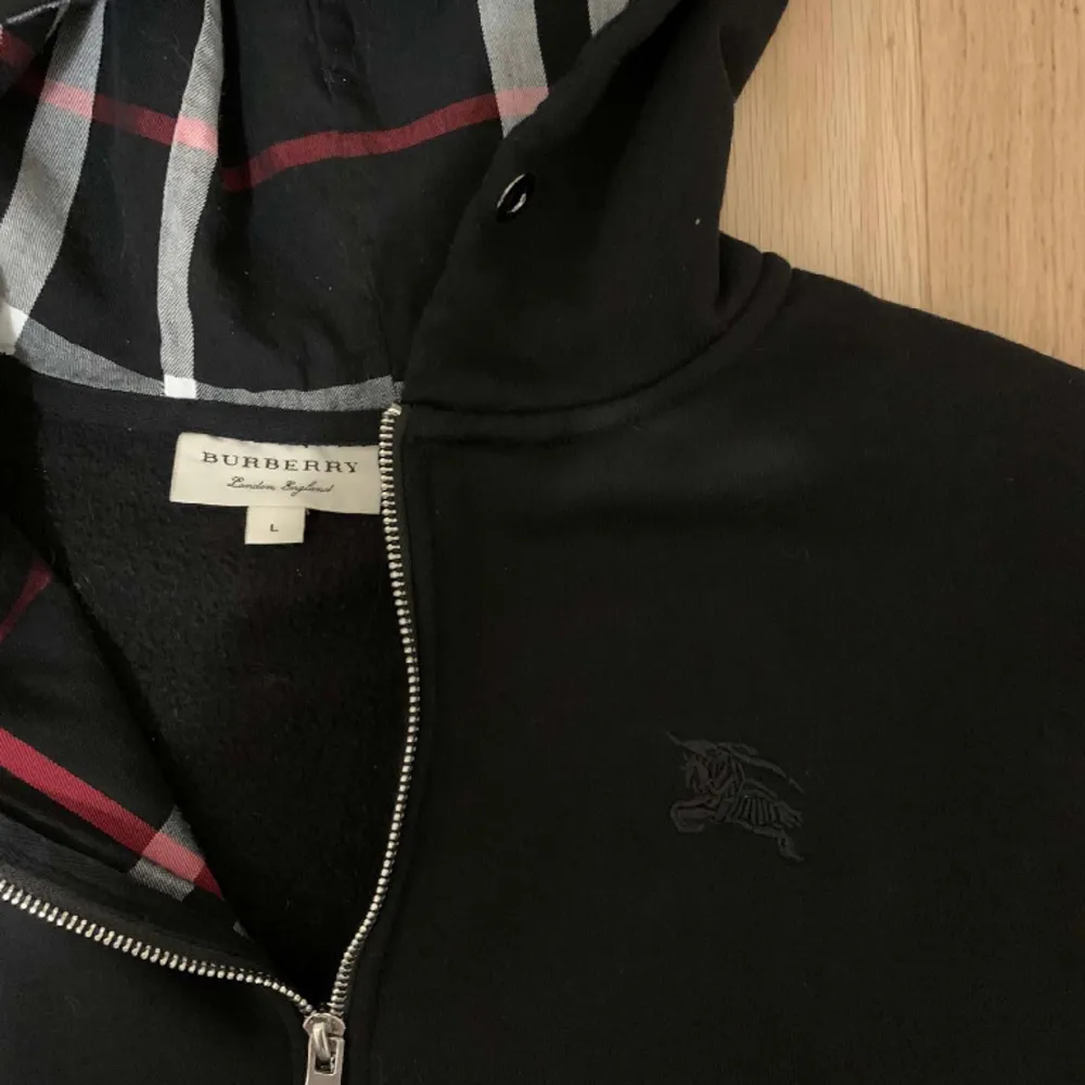 Säljer den burberry hoodie för mer bilder i dm💞. Tröjor & Koftor.