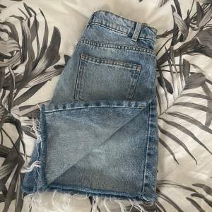 En ny jeans kjol utan prislapp. Endast testad! Som ny. Mitt pris 40kr men kan diskuteras! 