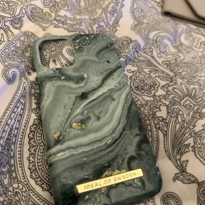 Ideal Of Sweden Mobilskal - Säljer 3st olika mobilskal från Ideal Of Sweden då jag har ny mobil och dom inte kommer till användning🙌🏻Alla tre är använda varsamt, så inga defekter🤗Säljer dom styckvis, men går att köpa alla ihop🤩