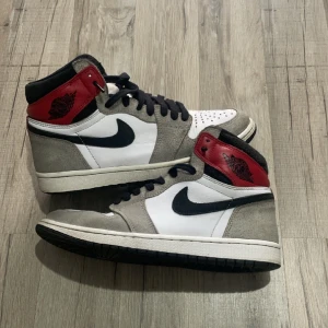 Nike air Jordan 1 light smoke grey - Nike air Jordan 1 light smoke grey, storlek 41. Använda lite, heel drag på ena skon. Pris kan diskuteras.