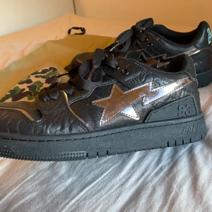 Bape skor - Bape sk8 sta Black Silver skor som jag knappast har använy. Helt fläckfria och mycket fräscha. Retail pris ligger på 5000 kr. Pris kan diskuteras! Kommer med bape kasse och 2 olika par sulor. 