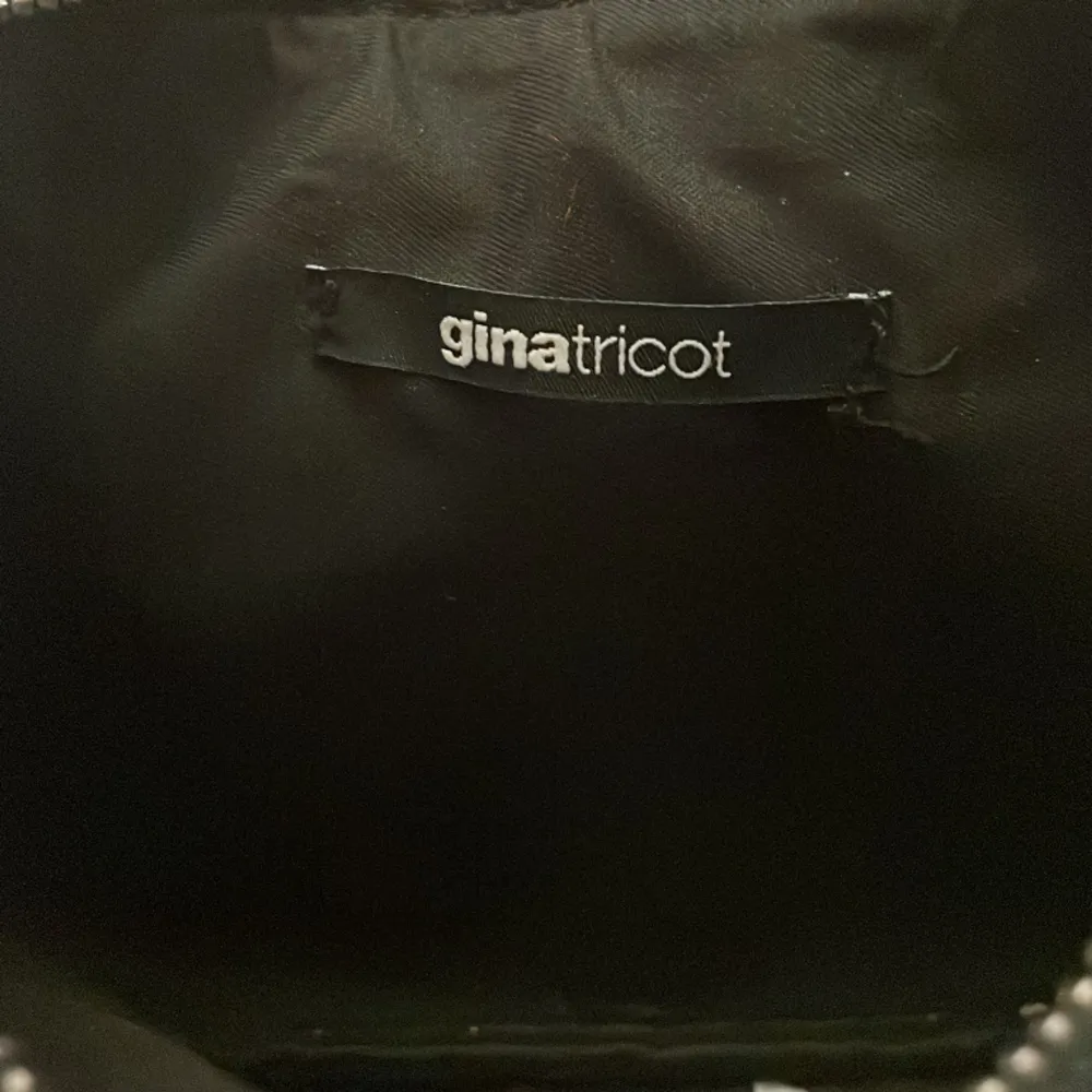 Säljer denna super fina väskan från Gina tricot ändats andvänd 2 gånge säljer den för att den inte kommit till andvänding den har inga repor eller hål🥰🥰. Väskor.