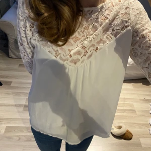 Vit blus - Vit volangblus från Kappahl. Jättefin och enkel att styla🤩