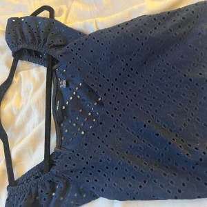 jättesöt marinblå topp - marinblå topp från veromoda i storlek xs men passar s. 💞jättefint skick, använd fåtal gånger och har bara hängt i garderoben.