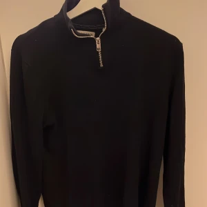Jack and Jones half zip tröja  - Säljer nu min Jack and Jones half zip tröja svart i storlek small, bra skick