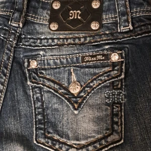 Miss Me jeans - Lågmidjade Miss Me jeans i st. 29. Jag har sytt om de till bootcut själv. Midjemått: 80cm  Innerbenslängd: 75cm. VILL BLI AV MED DOM SÅ PRISET ÄR FÖRHANDLINGSBART!🥰