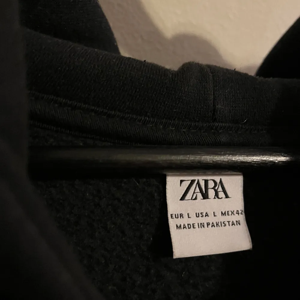 Hej säljer min Zara hoodie och en ljusblå t-shirt som passar bra till.  Hoddien är i storlek L och tröjan är i storlek M.  300 för båda tillsammans.  BVSA. Hoodies.