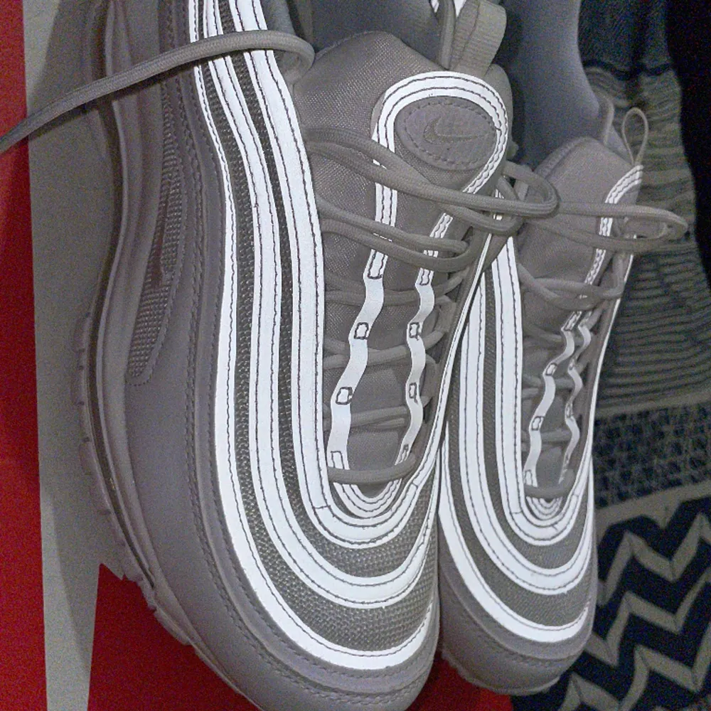 Helt nya Nike 97 råkade köpa en liten storlek men dem är helt nya kommer inte heller använda dem framöver.. Skor.