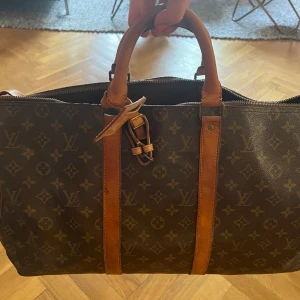 Louis Vuitton keepall 50 vintage weekendbag - Äkta givetvis, inköpt på auktion för 12 år sedan och har mest stått. Dragkedjan behöver fixas. Bra vintageskick. 