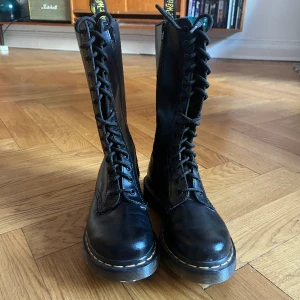 Dr Martens Uk 4 stl 37 oanvända höga kängor svarta  - Utlästade hos skomakare för att bli lite mjukare i tårna. Bara stått. Modell 1914. Nypris 2300.