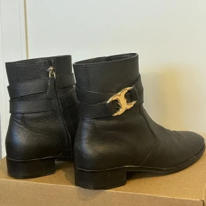 Tory Burch boots - Boots i äkta läder från Tory Burch. Guldspännen. Väldigt sköna, skonsamt använda men spår av användning finns. Nypris 4500 kr