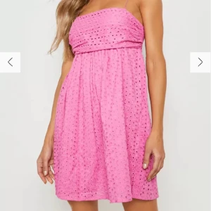 Rosa klänning - Super söt klänning med broderier, man kan både ha den som en bandeau och med banden. 