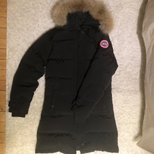 Canada goose jacka - Äkta Canada goose jacka som köptes 2016 för 11 000kr. Jackan är i superfint skick, endast använd någon enstaka gång. Äkthetsbevis saknas, då jag fick jackan i present!! Den är äkta, syns på lappar, tyg, nummer. Storlek XL men passar M-XL! ❤️❤️‍🔥