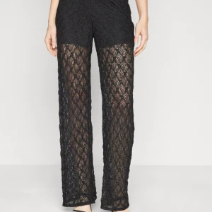 Spetsbyxor Vero Moda - Säljer mina fina spetsbyxor från Vero Moda! Använda endast en gång. Passar M-L, och för någon med lite längre ben 💖💖nypris 399, slut på hemsidan 🥰