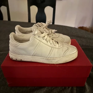 Valentino flycrew - Säljer dessa fina skorna från Valentino, knappt använda och köpta här på Plick. Använda men ändå fint skick💕 Pris kan diskuteras  