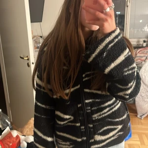 Zebra mönstrad kofta  - Säljer nu min helt slutsålda kofta från h&m! Den har inga defekter och kan användas både som en jacka o kofta!💞