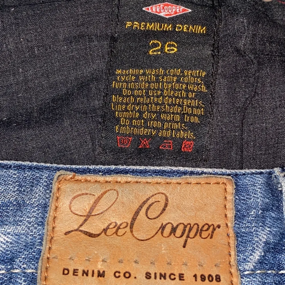 Lågmidjade jeans från Lee Cooper🤍 skitsnygga, storlek 26 men passar på mig då jag har 32-34. Priset är förhandlingsbart 🤍. Jeans & Byxor.