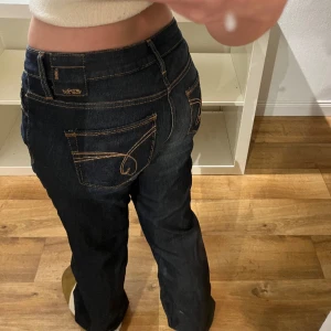 As snygga esprit jeans!! - Säljer då dem ej kommer till användning🩷39: midjemått. 29 ifrån grenen upp till byxkanten! 