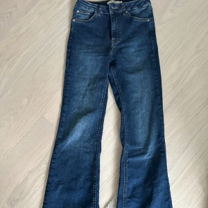 Jeans - Mörkblåa jeans med slits på baksidan av jeansen nere vid ”hälen” 
