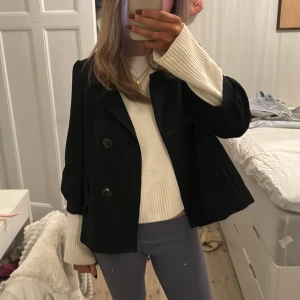 trekvartsärmad jack - så snygg svart kappa med 3/4 ärm! Passar asbra nu t våren ❤️‍🔥 står storlek 38 men passar från xs-m! 