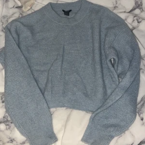 Ljusblå stickad tröja - Ljusblå/grå stickad tröja från lindex köpt för ett år sedan så säljs inte längre. Vet inte nypris men säljer billigt❤️