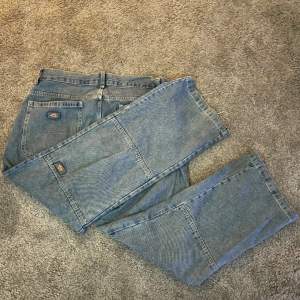ett par jeans från dickies i storleken 34/32