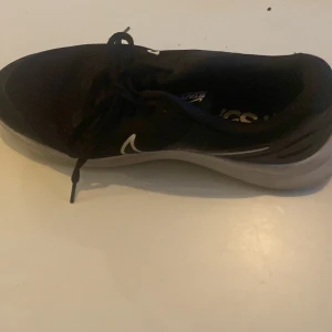 Nike skor stl 37,5 - Fina nike skor i stl 37,5. Lite använda , väldigt bra skick .  Svarta med vit sula.