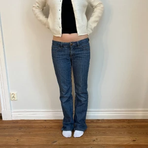 Lågmidjade jeans  - Midjemått( rätt över): 40cm Inerbenslängd: 80cm   Köp gärna via ”KÖP NU” Jag är 170 cm, inga defekter 💕 
