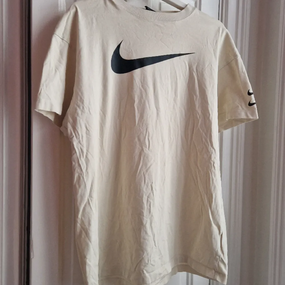 Mjuk oversized t-shirt från Nike. Tryck på framsidan. Strl S. Sällan använd och i bra skick. T-shirts.